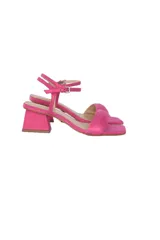 Sandalias fucsia de cuero con tira ancha, pulsera delicada al tobillo y tacón bloque de 5 cm.