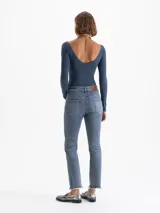 Jeans de mujer modelo Richie Summer, tiro medio, fit cropped y pierna recta, confeccionado en denim celeste con efecto lavado y desflecado en el ruedo.