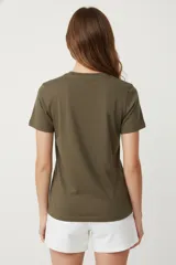 Remera manga corta color violeta con cuello redondo y estampado frontal de un jarrón con flores y la frase "ARE YOU READY FOR PARIS?".