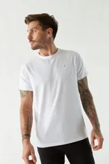 Remera azul marino de manga corta con logo bordado en el pecho.