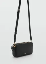 Bolso bandolera rectangular color borgoña, con correa larga ajustable, cierre de cremallera y logo MNG en la parte inferior.