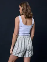 Short de lino estampado a rayas verticales grises, con pretina elastizada y cordón de ajuste.