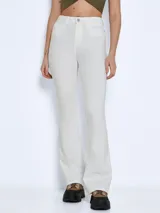 Jean acampanado de tiro alto color blanco, con pierna ajustada que se abre en estilo Oxford.