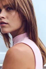 Musculosa marrón de algodón y modal, con cuello alto.