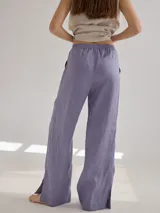 Pantalón de lino color ladrillo, de corte recto con cintura elastizada y tajos laterales en el ruedo.