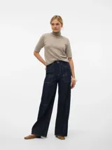 Pantalón de jean azul oscuro de corte amplio con bolsillos delanteros y traseros.