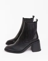 Botas cortas de cuero color marrón, con taco de madera forrado en cuero, elástico lateral y punta fina.