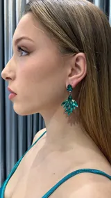 Aros colgantes con forma de abanico, con cristales facetados color verde esmeralda.