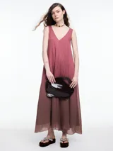 Vestido largo sin mangas, con escote en V y diseño degradado en tonos rosados y marrones.