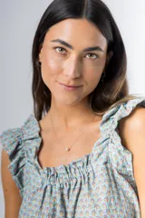 Conjunto de pijama de algodón estampado con flores, compuesto por una musculosa de escote recto con frunces y un short con elástico en la cintura y volados en el ruedo.