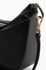 Cartera bandolera negra de cuero sintético con correa de hombro ajustable y asa corta.