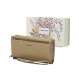 Billetera color beige con doble compartimento con cierre, correa de mano y logo de la marca en el frente.