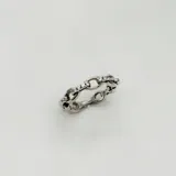 Anillo de plata 925 con diseño de eslabones y circonias engarzadas.