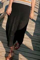 Vestido midi tejido de punto con rayas horizontales en la parte superior y falda calada.