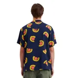 Camisa de manga corta azul con estampado de soles amarillos y naranjas.