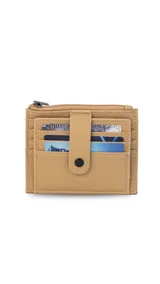 Tarjetero negro de símil cuero con presilla frontal y capacidad para 11 tarjetas. Incluye un visor transparente y un bolsillo con cierre para monedas o billetes.