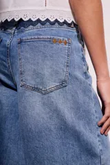 Pantalón de jean celeste de corte wide leg y tiro bajo.