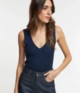 Blusa sin mangas de punto acanalado color azul marino, con escote en pico.