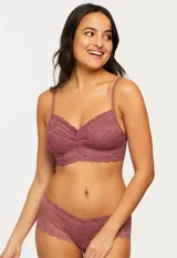 Panty boyshort color rosa viejo, de encaje floral translúcido con borde festoneado y refuerzo de algodón.