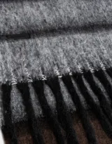Bufanda larga con diseño a rayas horizontales en tonos marrón, gris y negro, con terminación de flecos.