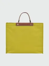 Bolso tipo shopper Longchamp modelo Le Pliage Cabas L, color verde esmeralda con solapa y asas cortas de cuero marrón.