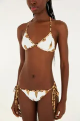 Bikini blanco con estampado de helados y ribetes color leopardo. El corpiño es de triángulo con tirantes finos y la bombacha es con lazos laterales.