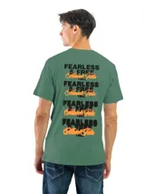 Remera celeste con estampado circular en el pecho, con texto en verde y negro.