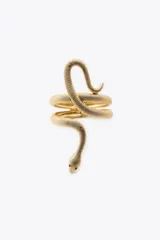 Brazalete rígido dorado con forma de serpiente enroscada.