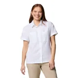 Camisa blanca de manga corta para mujer, marca Columbia, modelo Silver Ridge Utility. Confeccionada con materiales reciclados, ofrece protección solar UPF 50, absorción del sudor y ventilación. Cuenta con tapeta abotonada, bolsillos en el pecho con cierre a presión y velcro, y un pequeño bolsillo interior.