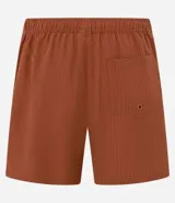 Bermuda de baño masculina confeccionada en tejido ana ruga texturizado, con lazo en la cintura, bolsillos laterales y un bolsillo trasero.