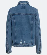Campera de jean celeste con cuello camisero, cierre frontal con botones, bolsillos delanteros y recortes.