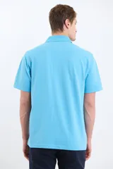 Remera manga corta verde con cuello polo y tapeta con botones.