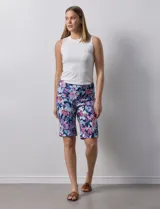 Bermuda estampada azul con diseño de líneas verticales blancas, marca Zac & Rachel. Tiene pretina ancha elastizada.