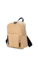 Mochila pequeña color beige, de tela tipo lona, con cierre principal y dos bolsillos frontales con cierre. Tiene asa superior y correas traseras negras regulables.