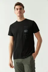 Remera negra de algodón con logo estampado en el pecho, corte regular, manga corta y cuello redondo.