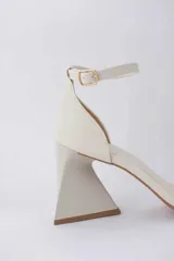 Sandalias negras de cuero sintético con punta cuadrada, tira delgada sobre los dedos y pulsera con hebilla al tobillo. Taco geométrico triangular. Marca Trend.