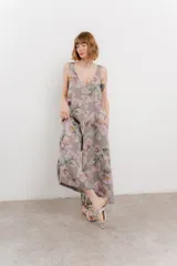 Mono largo de lino con estampado floral en tonos azules, escote en V pronunciado, tirantes anchos y bolsillos laterales.