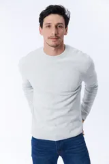 Buzo de punto color gris claro melange con textura acanalada.