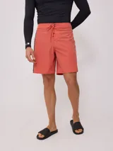 Short de baño color verde agua con estampado lateral en negro, blanco y amarillo. Ajuste con cordón en la cintura.