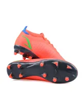 Championes de fútbol Umbro Velocita II HG, color celeste con detalles en verde flúor y gris.