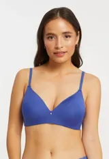 Soutien azul eléctrico de microfibra ultrasuave, con copas soft moldeadas, breteles convertibles y laterales dobles con varillas internas para mayor soporte.
