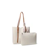 Cartera tote beige de cuero sintético con doble asa de cuero marrón y pañuelo decorativo atado a una de las asas.