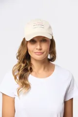 Gorro con visera color beige con bordado frontal.