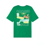 Remera de manga corta color verde, con cuello redondo y un pequeño estampado frontal que incluye el logo de Nike y un diseño de rayos solares en amarillo.