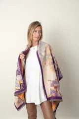Pashmina estampada con flecos, confeccionada en viscosa, lana y cashmere.