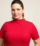 Blusa roja de poliéster texturizado con cuello alto y mangas cortas.