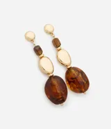 Caravanas largas de estilo maxi con base de media esfera dorada. Cuentan con colgantes de resina en color ámbar y cuentas metálicas doradas con acabado en oro claro.