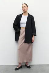 Falda midi color champagne de satén con cintura elástica.