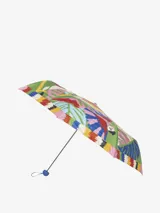 Paraguas plegable con estampado multicolor de rayas verticales con efecto pincelada, que simula un patrón de cuadros en tonos vibrantes como azul, amarillo, rosa, naranja y blanco. Posee un mango y correa de sujeción de color azul sólido.