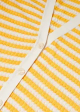Vestido midi de punto con rayas horizontales amarillas y blancas, cuello en V, manga corta y cierre frontal con botones.